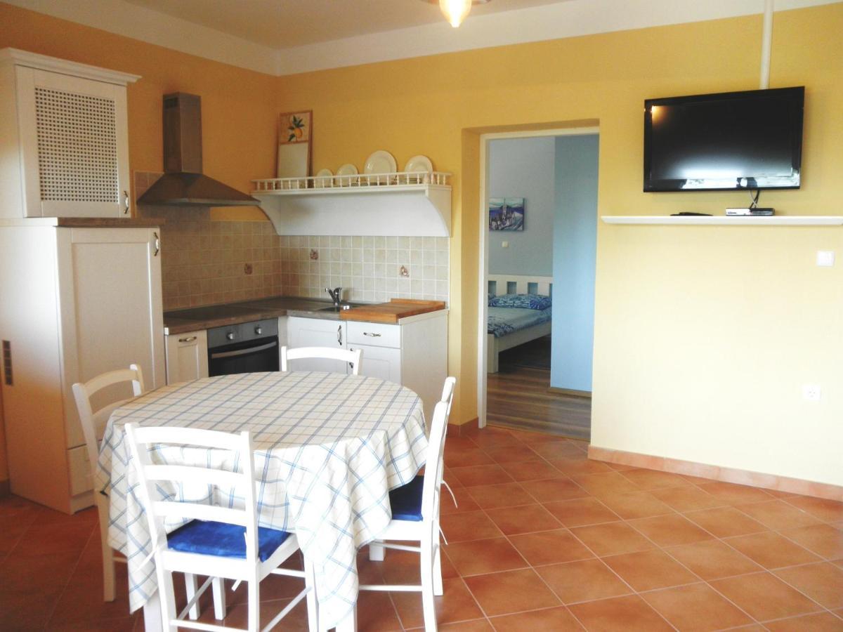 Apartments Villa Kristina Supetarska Draga Ngoại thất bức ảnh