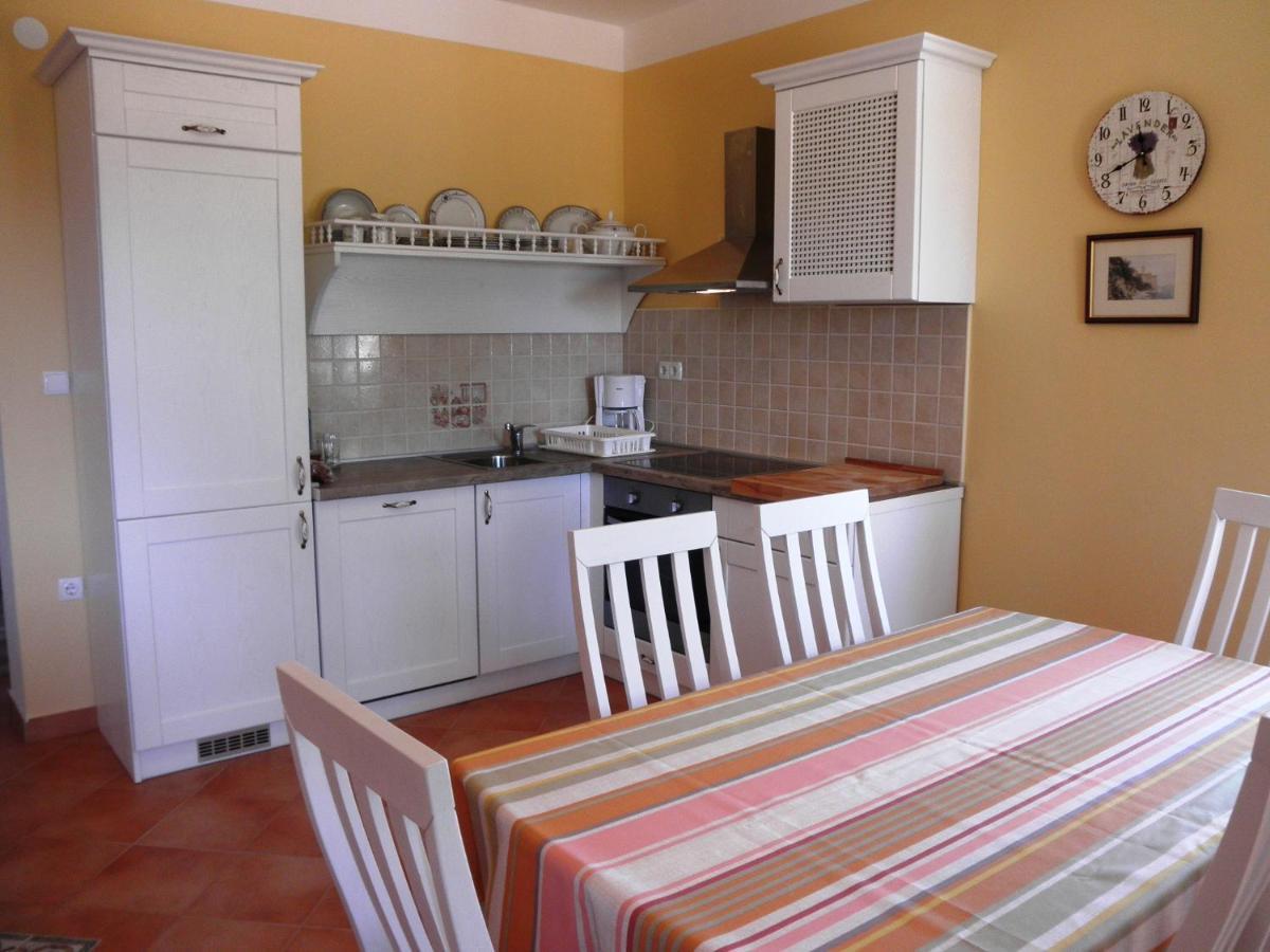 Apartments Villa Kristina Supetarska Draga Ngoại thất bức ảnh