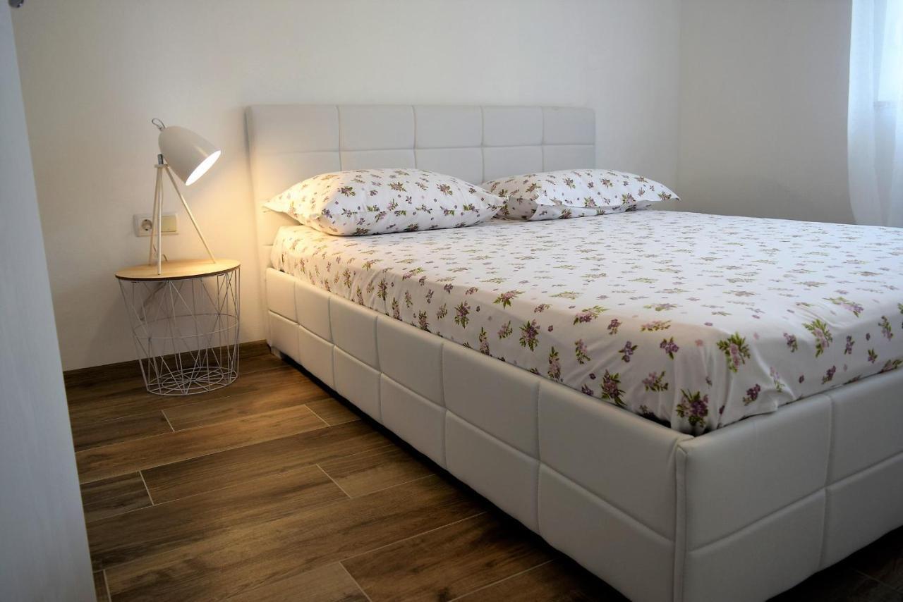Apartments Villa Kristina Supetarska Draga Ngoại thất bức ảnh